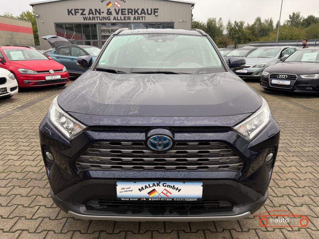 Toyota RAV4 Hybrid 4x2 Club za 31 500